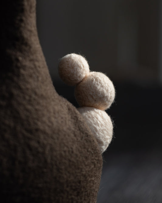 Handmade wool vase with sculptural form - The Tuftista